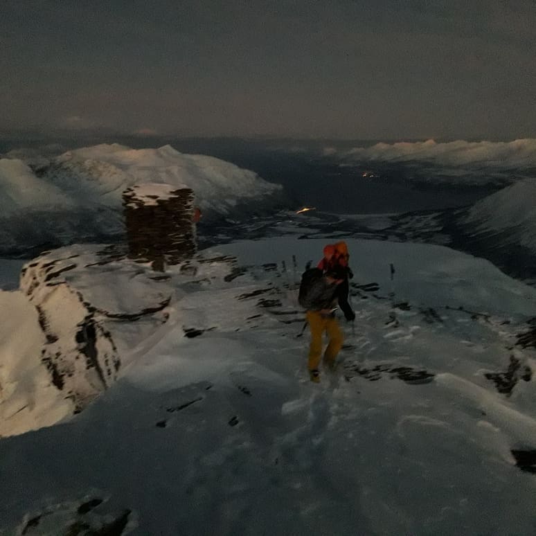 The amazing light of the #polar night around #tromsø is perfect for a #topptur